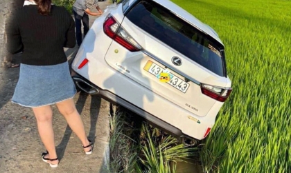 Ảnh TNGT: Bất cẩn, tài xế khiến Lexus RX350 rơi xuống ruộng